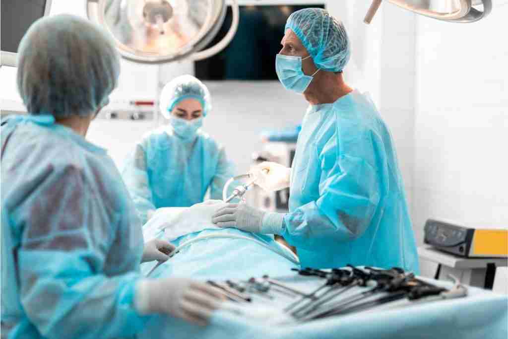 Image of surgeons in theatre - surgical options for fibroids