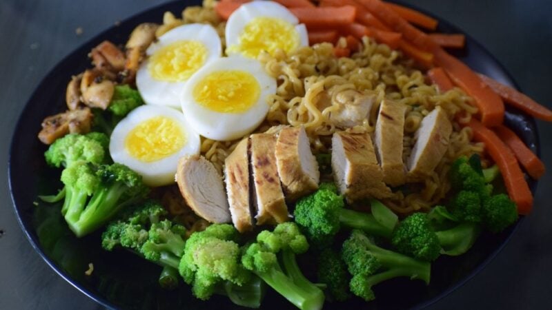 Healthy high‑fibre meal and active lifestyle supporting a realistic natural fibroid treatment plan to help manage symptoms and hormone balance